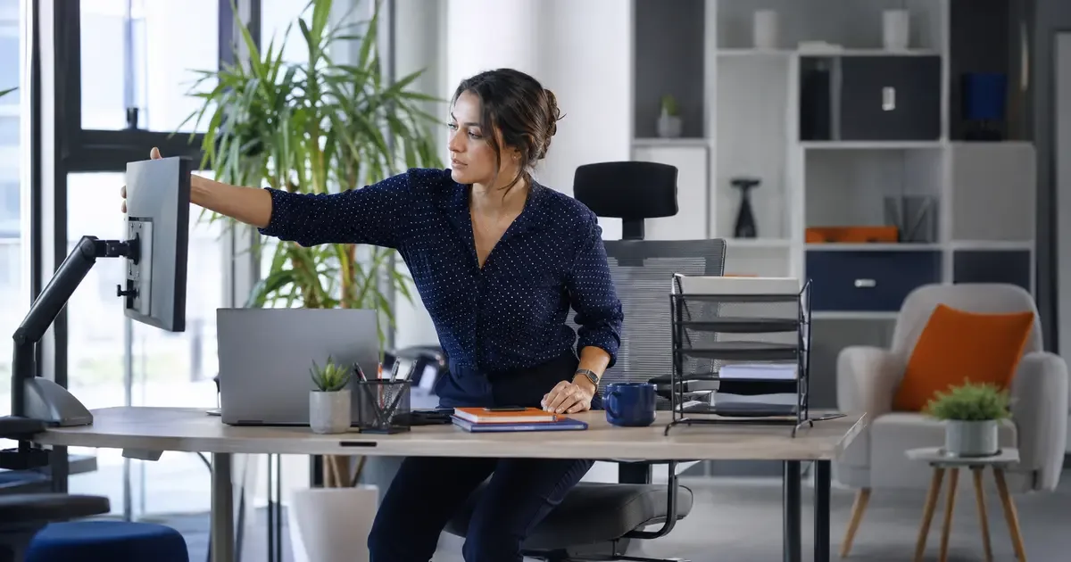 Équipe dans un environnement de travail sain discutant organisation, équilibre et conditions de travail